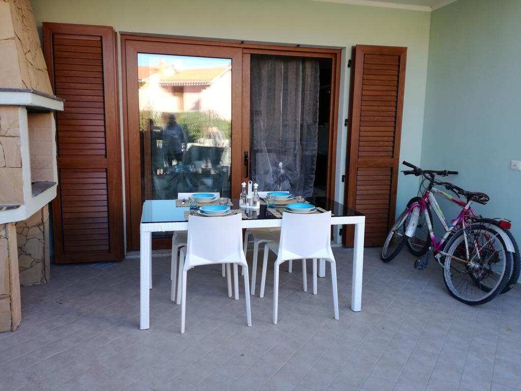 Casa Letizia Lägenhet Porto Pino Exteriör bild