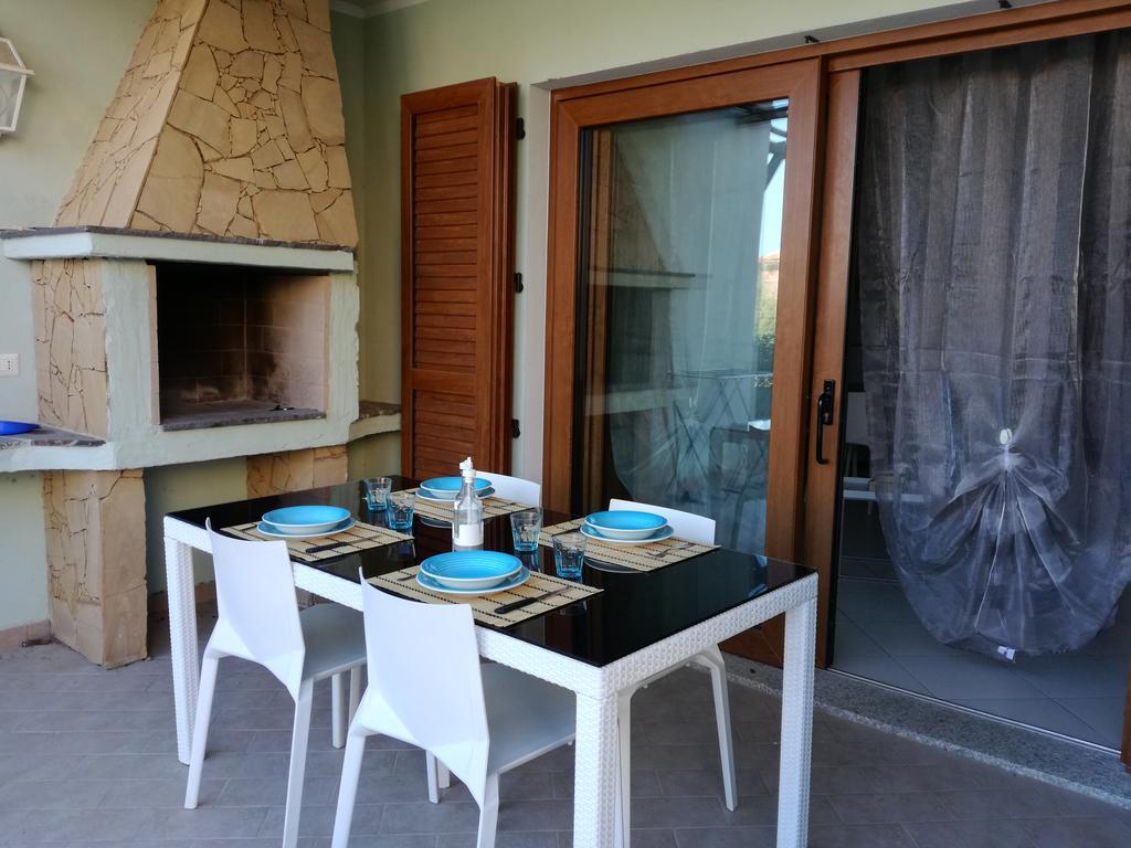 Casa Letizia Lägenhet Porto Pino Exteriör bild