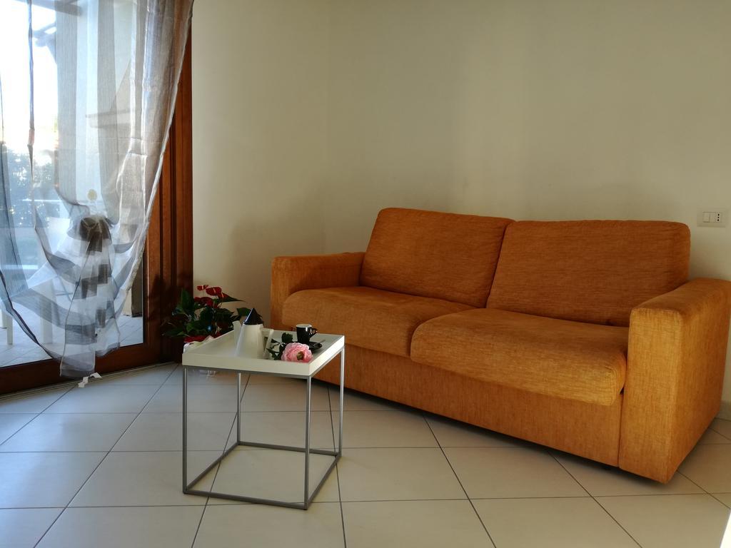 Casa Letizia Lägenhet Porto Pino Exteriör bild