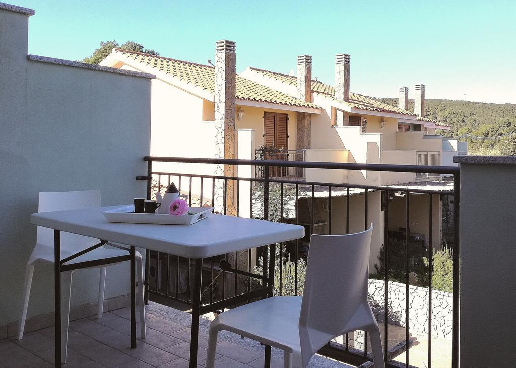 Casa Letizia Lägenhet Porto Pino Exteriör bild